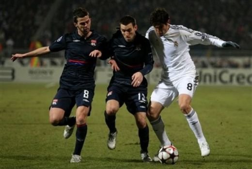 BLESTEM GALACTIC! Vezi golul de VIS al lui Makoun: Lyon 1-0 Real!_16