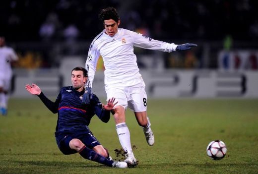 BLESTEM GALACTIC! Vezi golul de VIS al lui Makoun: Lyon 1-0 Real!_17