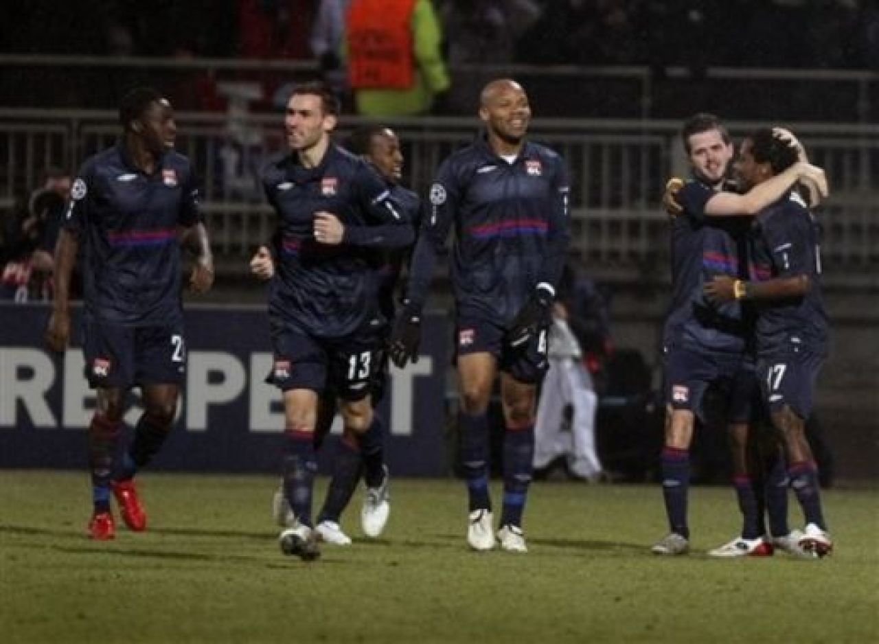 BLESTEM GALACTIC! Vezi golul de VIS al lui Makoun: Lyon 1-0 Real!_18