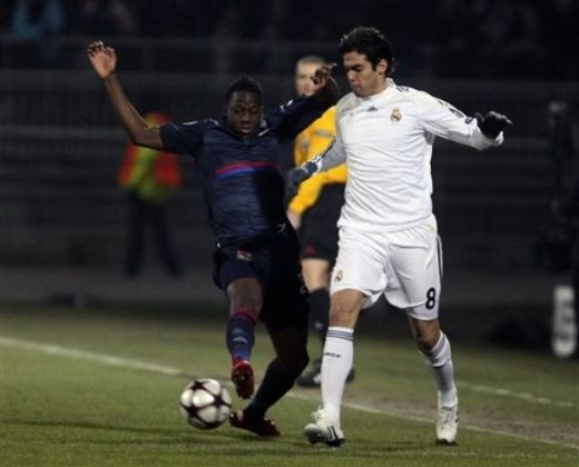 BLESTEM GALACTIC! Vezi golul de VIS al lui Makoun: Lyon 1-0 Real!_19