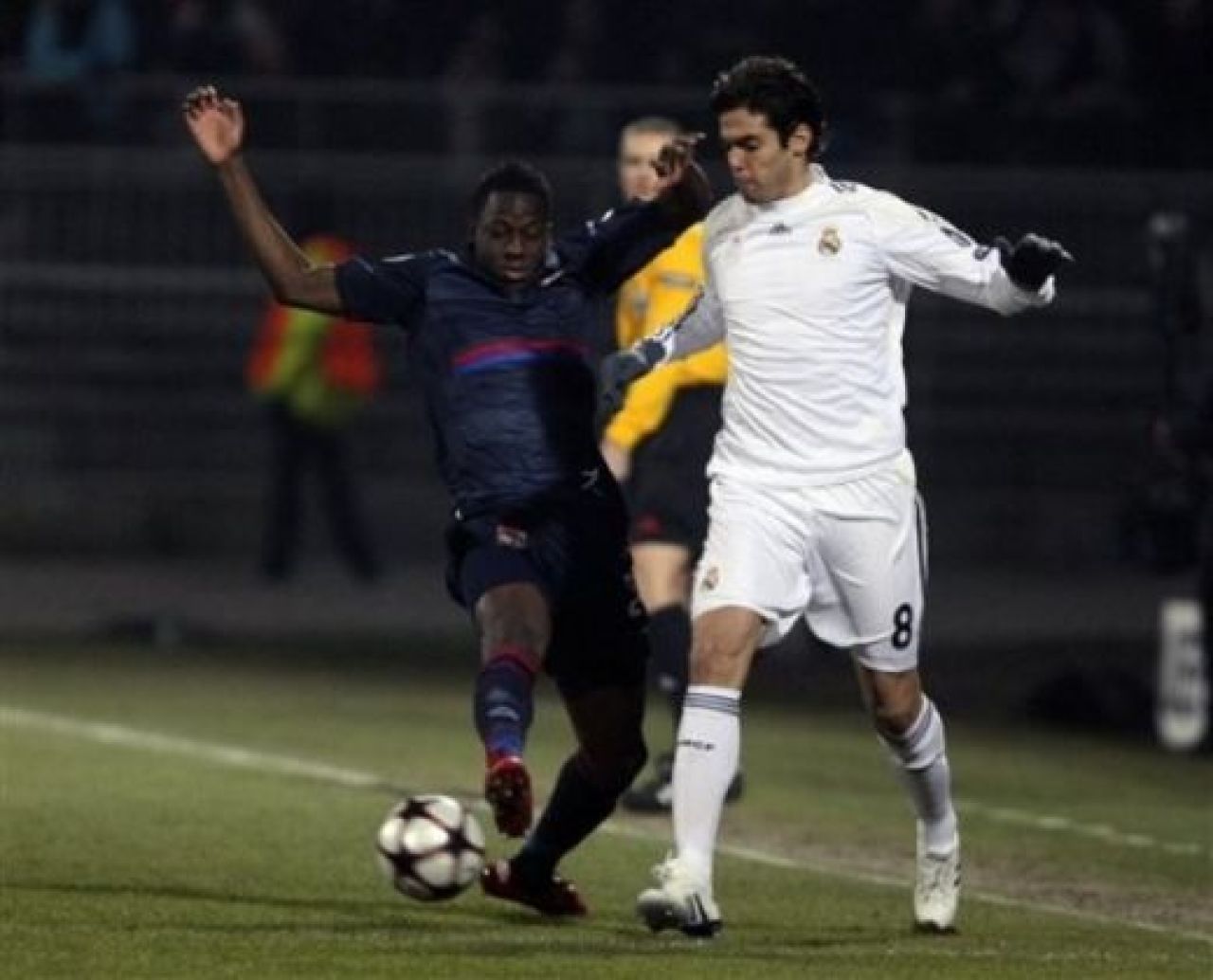 BLESTEM GALACTIC! Vezi golul de VIS al lui Makoun: Lyon 1-0 Real!_19