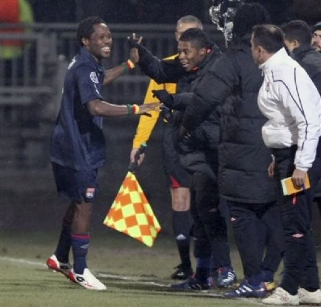 BLESTEM GALACTIC! Vezi golul de VIS al lui Makoun: Lyon 1-0 Real!_20