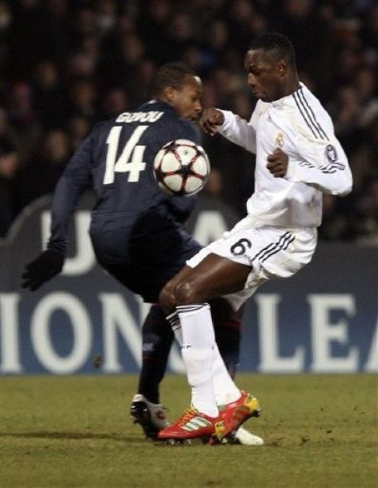 BLESTEM GALACTIC! Vezi golul de VIS al lui Makoun: Lyon 1-0 Real!_21