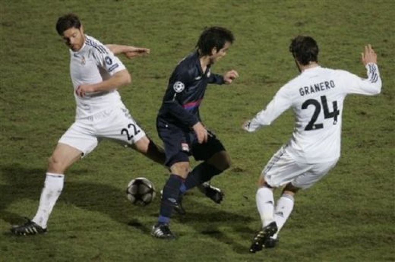 BLESTEM GALACTIC! Vezi golul de VIS al lui Makoun: Lyon 1-0 Real!_23