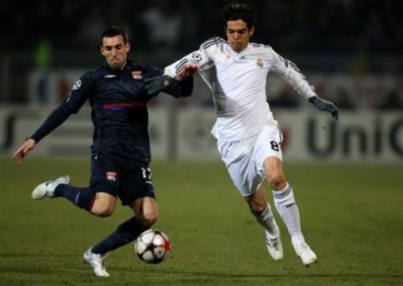 BLESTEM GALACTIC! Vezi golul de VIS al lui Makoun: Lyon 1-0 Real!_24
