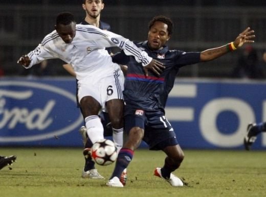 BLESTEM GALACTIC! Vezi golul de VIS al lui Makoun: Lyon 1-0 Real!_25