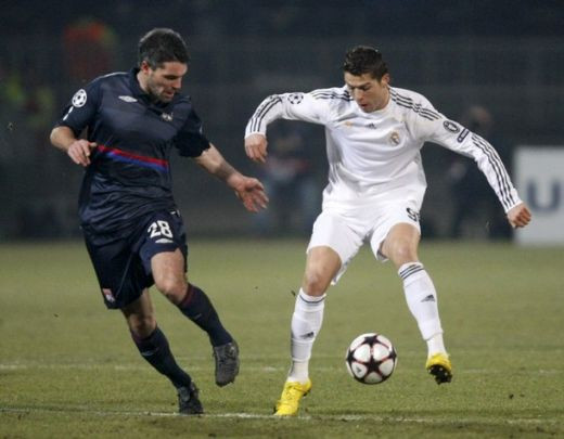 BLESTEM GALACTIC! Vezi golul de VIS al lui Makoun: Lyon 1-0 Real!_27