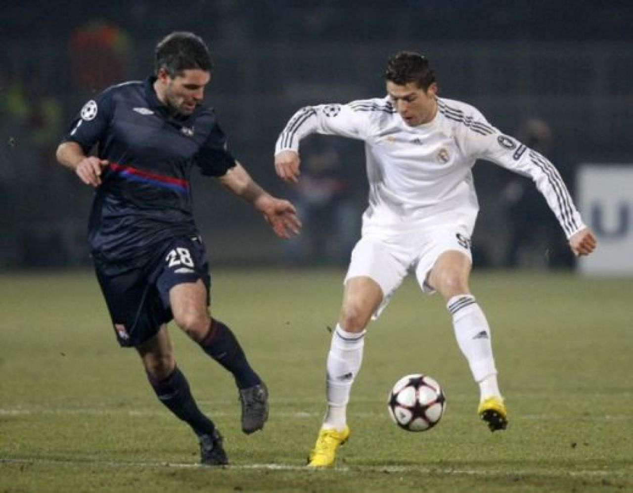 BLESTEM GALACTIC! Vezi golul de VIS al lui Makoun: Lyon 1-0 Real!_27