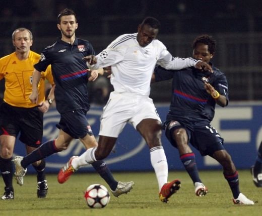 BLESTEM GALACTIC! Vezi golul de VIS al lui Makoun: Lyon 1-0 Real!_29