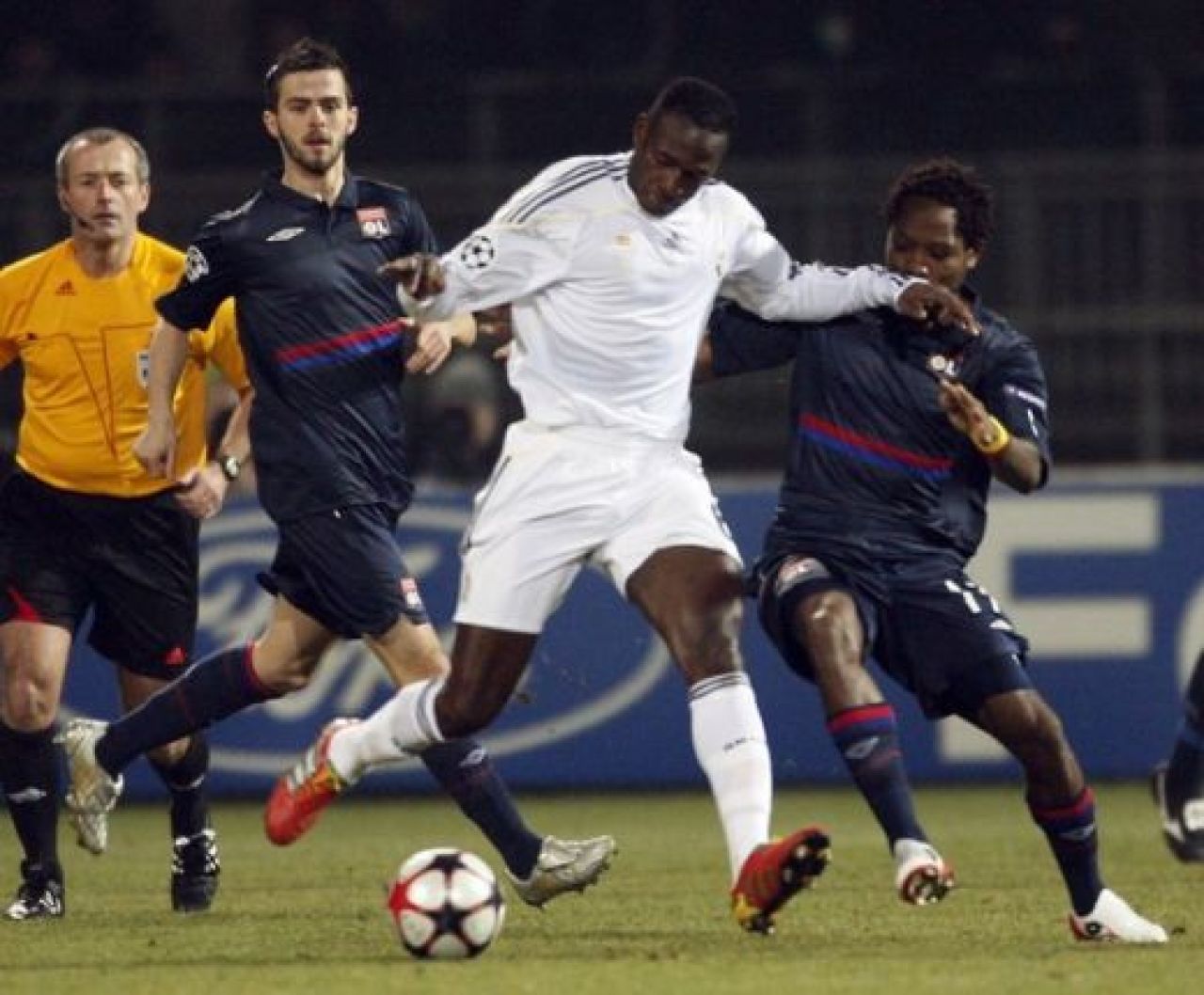 BLESTEM GALACTIC! Vezi golul de VIS al lui Makoun: Lyon 1-0 Real!_29