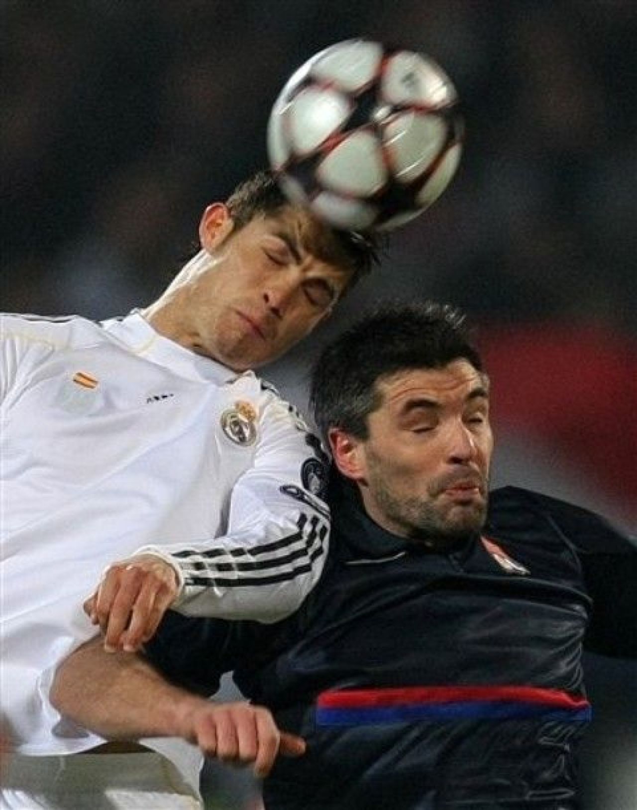 BLESTEM GALACTIC! Vezi golul de VIS al lui Makoun: Lyon 1-0 Real!_30