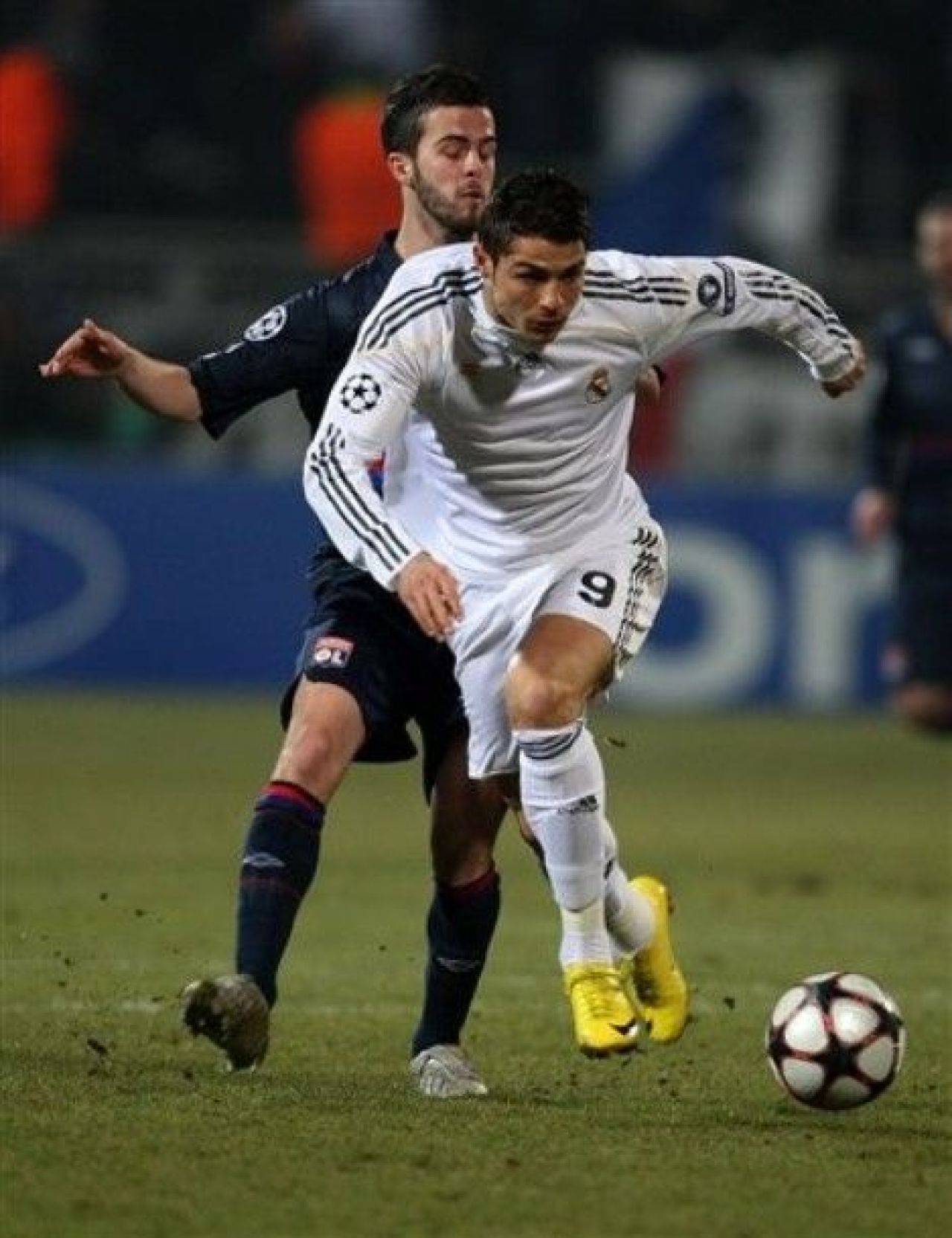 BLESTEM GALACTIC! Vezi golul de VIS al lui Makoun: Lyon 1-0 Real!_31
