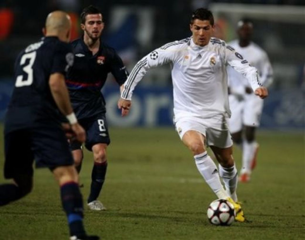 BLESTEM GALACTIC! Vezi golul de VIS al lui Makoun: Lyon 1-0 Real!_35