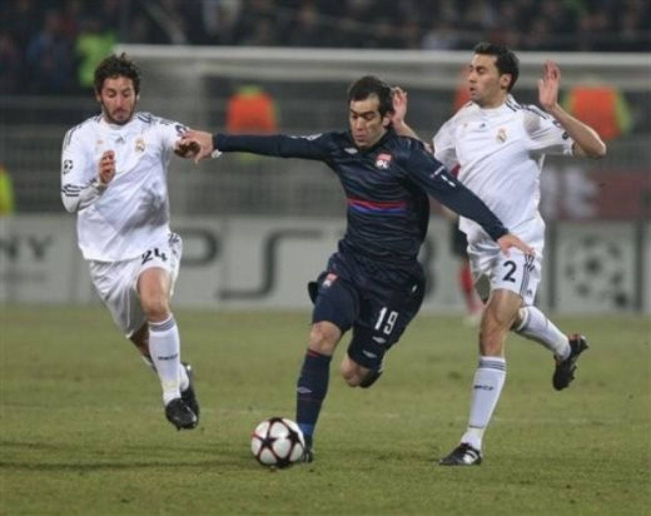 BLESTEM GALACTIC! Vezi golul de VIS al lui Makoun: Lyon 1-0 Real!_36