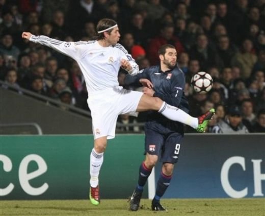 BLESTEM GALACTIC! Vezi golul de VIS al lui Makoun: Lyon 1-0 Real!_37