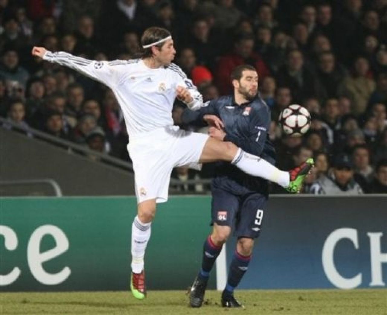 BLESTEM GALACTIC! Vezi golul de VIS al lui Makoun: Lyon 1-0 Real!_37
