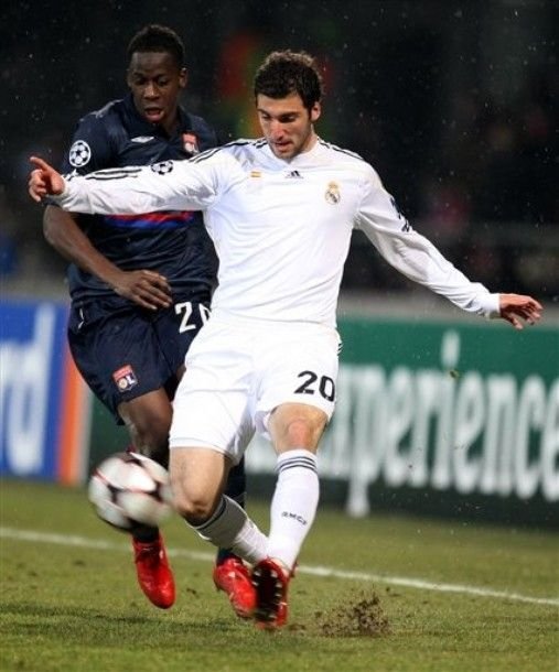 BLESTEM GALACTIC! Vezi golul de VIS al lui Makoun: Lyon 1-0 Real!_38
