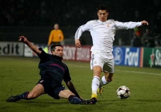 BLESTEM GALACTIC! Vezi golul de VIS al lui Makoun: Lyon 1-0 Real!_40