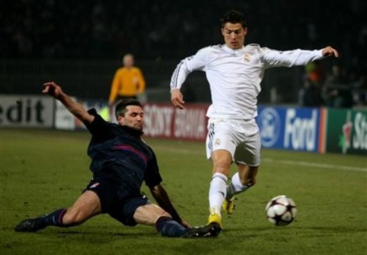 BLESTEM GALACTIC! Vezi golul de VIS al lui Makoun: Lyon 1-0 Real!_40