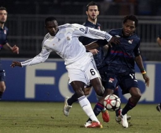 BLESTEM GALACTIC! Vezi golul de VIS al lui Makoun: Lyon 1-0 Real!_41
