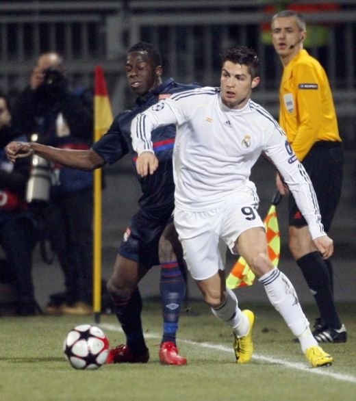 BLESTEM GALACTIC! Vezi golul de VIS al lui Makoun: Lyon 1-0 Real!_42