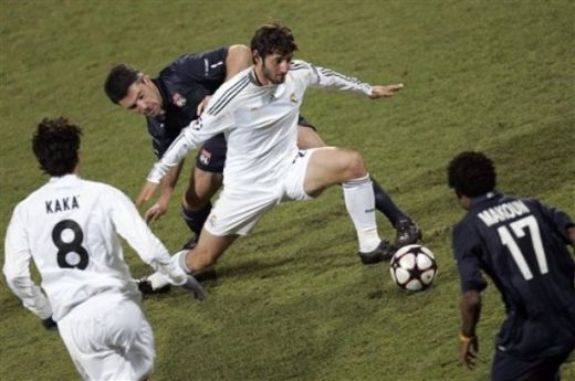 BLESTEM GALACTIC! Vezi golul de VIS al lui Makoun: Lyon 1-0 Real!_43