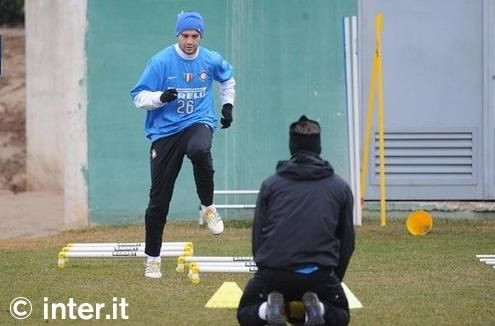 Primele imagini cu Chivu la antrenament dupa operatie: 