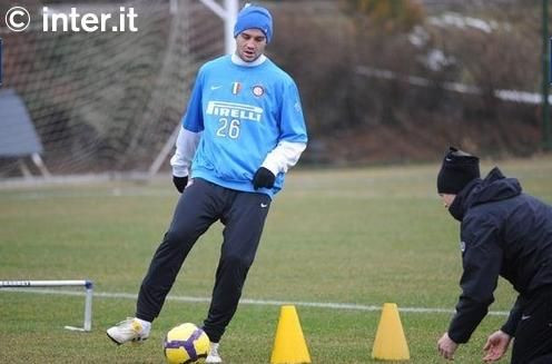 Primele imagini cu Chivu la antrenament dupa operatie: 