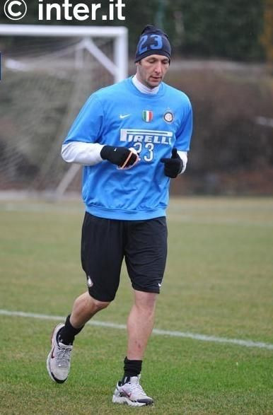 Primele imagini cu Chivu la antrenament dupa operatie: 