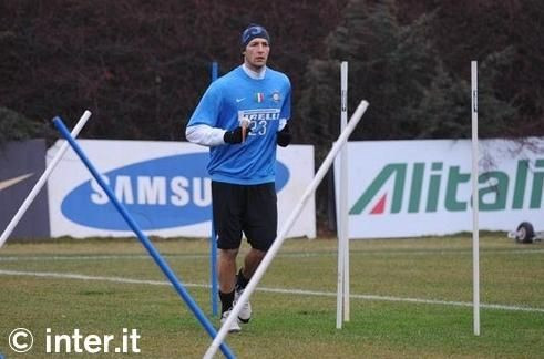 Primele imagini cu Chivu la antrenament dupa operatie: 