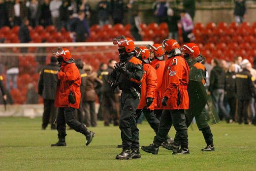 IMAGINI SOCANTE! Pumni si sange la Bilbao - Anderlecht: fanii s-au batut CRUNT pe teren_12