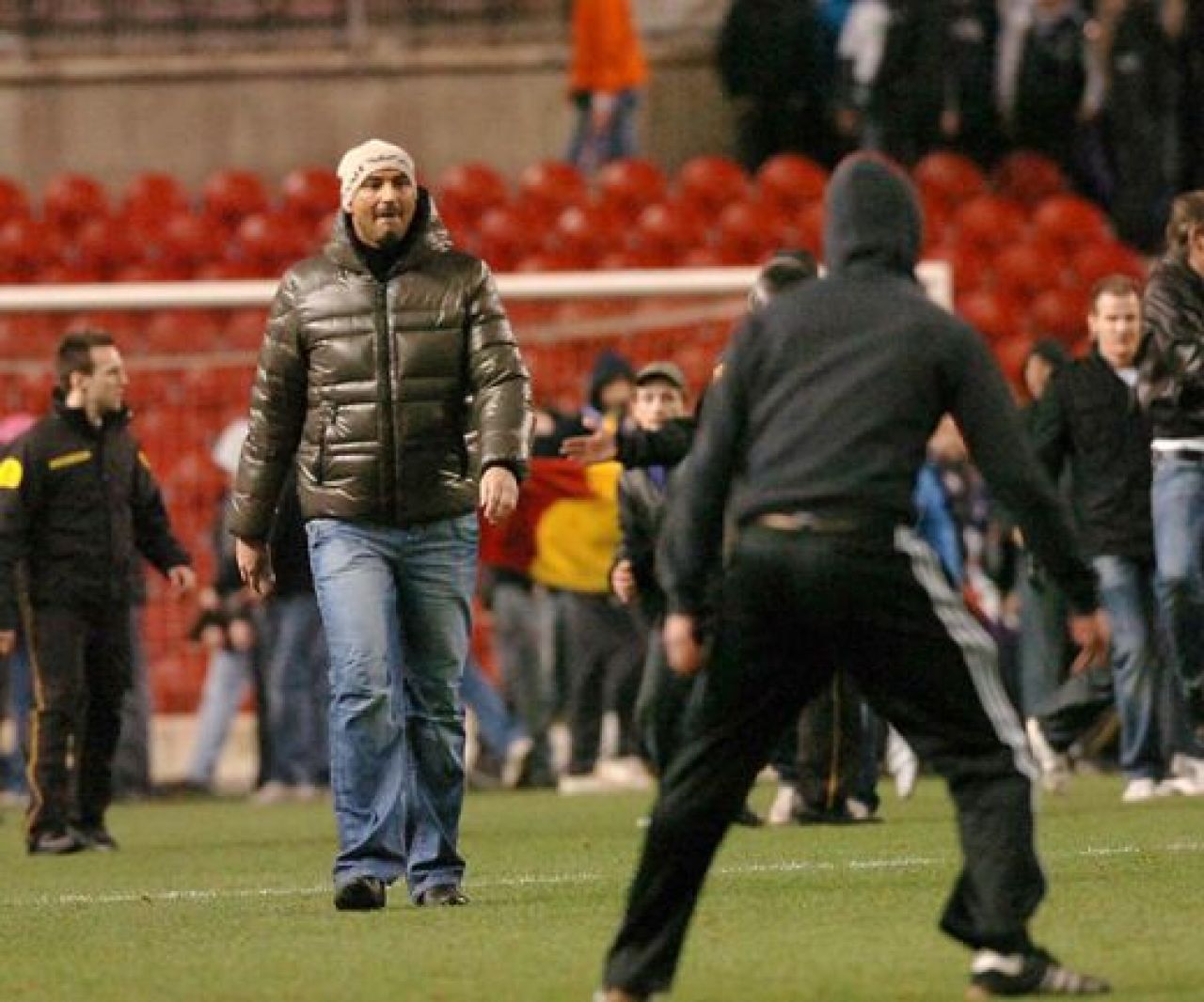 IMAGINI SOCANTE! Pumni si sange la Bilbao - Anderlecht: fanii s-au batut CRUNT pe teren_13