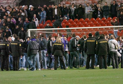 IMAGINI SOCANTE! Pumni si sange la Bilbao - Anderlecht: fanii s-au batut CRUNT pe teren_14