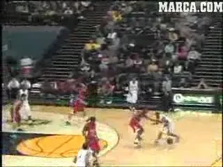 VIDEO&nbsp; Cos senzational din genunchi de la mijlocul terenului!