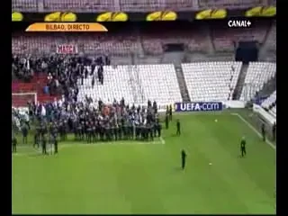 VIDEO INCREDIBIL! Asta nu mai este fotbal! Fanii lui Bilbao au URINAT pe cei ai lui Anderlecht!