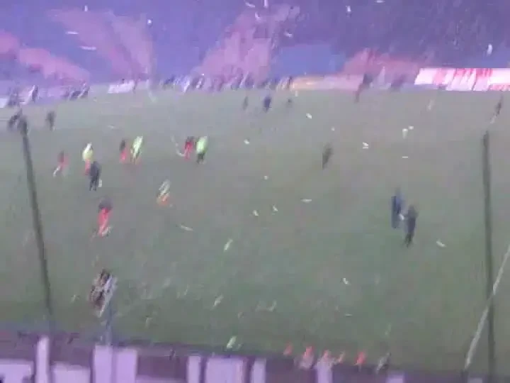 VIDEO Teren suspendat pentru&nbsp;Steaua? Vezi cum s-a aruncat cu bulgari in jucatorii de la Ceahlaul!