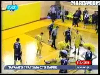 VIDEO / Era sa-si OMOARE un adversar pe teren si a fost arestat de politie!