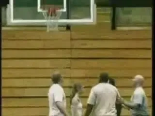 Ce NEBUNIE in baschet! A dat cos de 2 puncte cu PRIETENA pe post de minge! VIDEO