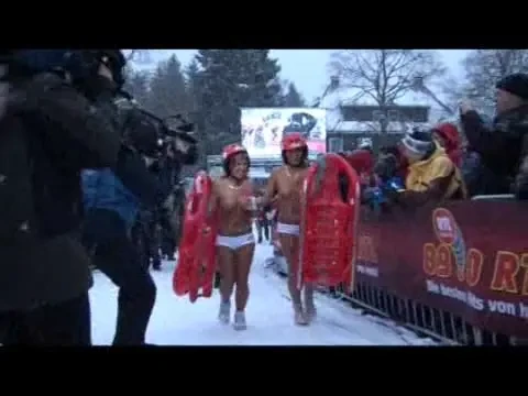 PARTIEEE vin fetele: Topless pe partie! VIDEO + FOTO