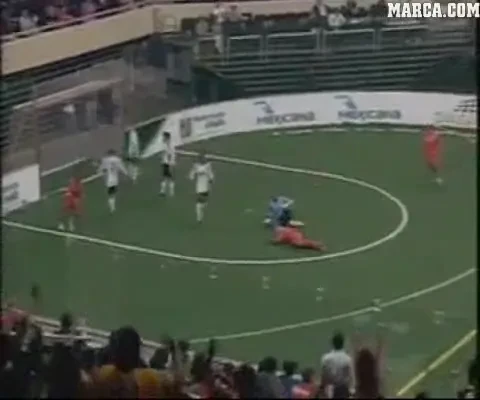 VIDEO! Asta e LOVITURA FATALA! Vezi ce intrare criminala a inventat un portar