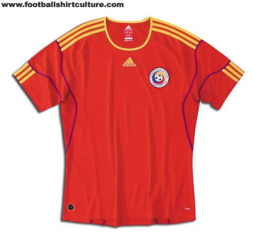 FOTO: Razvan Lucescu lanseaza luni tricourile rosii ale nationalei!_2