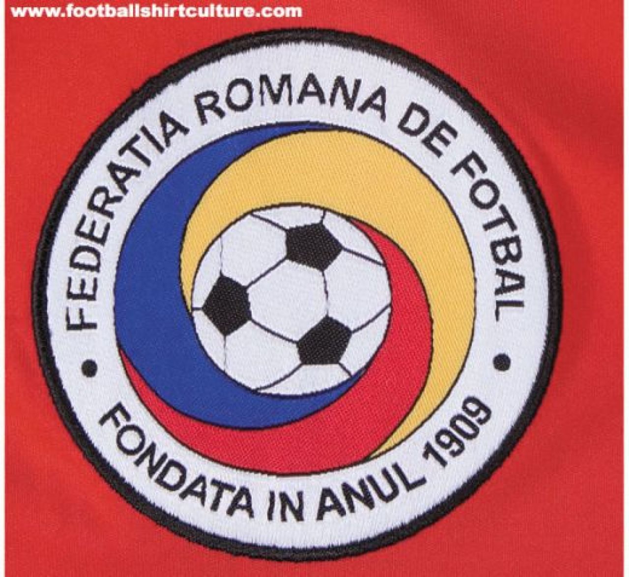 FOTO: Razvan Lucescu lanseaza luni tricourile rosii ale nationalei!_4
