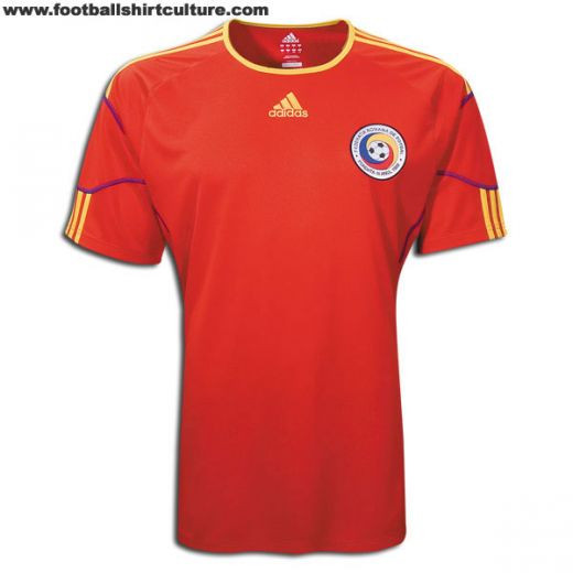 FOTO: Razvan Lucescu lanseaza luni tricourile rosii ale nationalei!_6