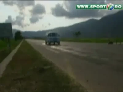 VIDEO / Cat de usor este sa faci surf? Vezi cum reuseste un CAINE: