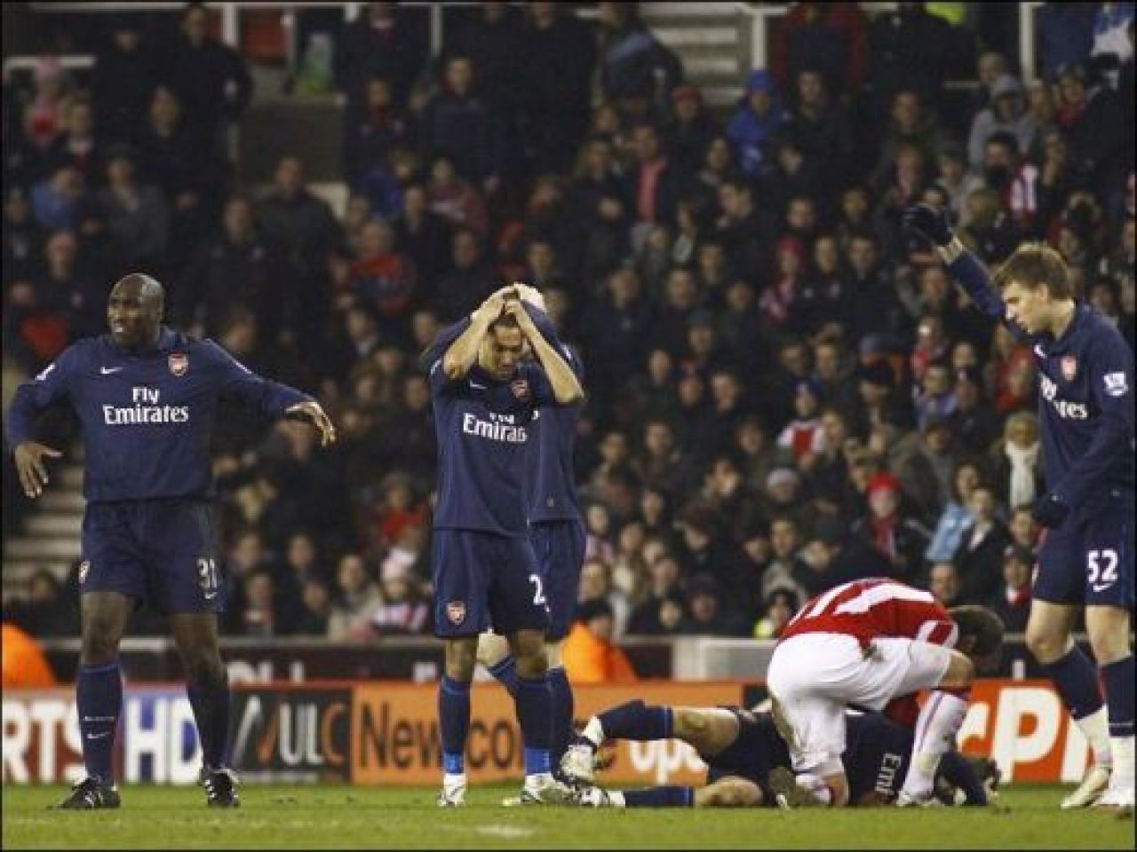 SOC la Arsenal! Vezi un tackling HORROR care ii poate incheia cariera unui pusti de 19 ani!_2