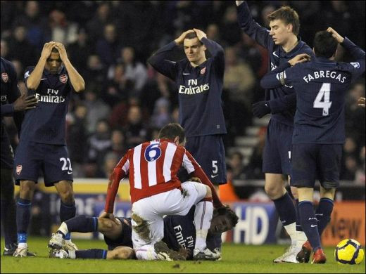 SOC la Arsenal! Vezi un tackling HORROR care ii poate incheia cariera unui pusti de 19 ani!_3