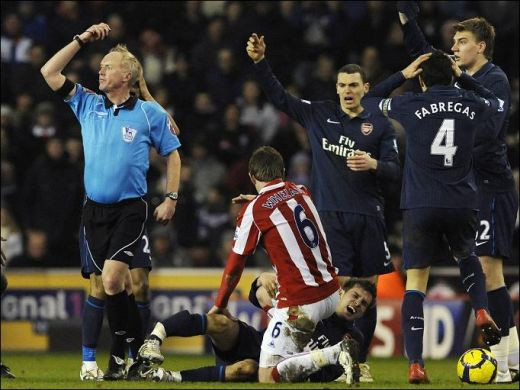 SOC la Arsenal! Vezi un tackling HORROR care ii poate incheia cariera unui pusti de 19 ani!_4