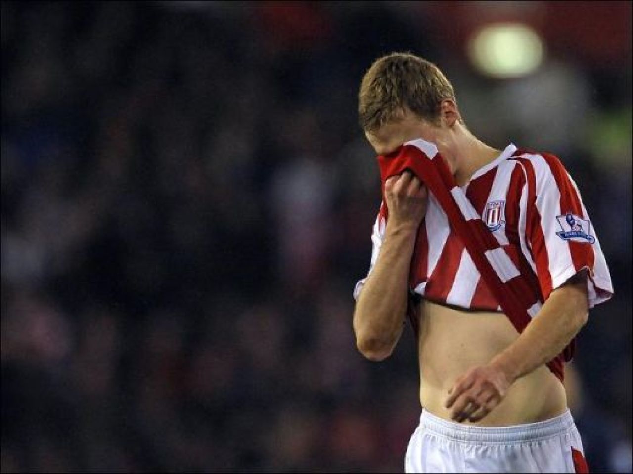 SOC la Arsenal! Vezi un tackling HORROR care ii poate incheia cariera unui pusti de 19 ani!_9