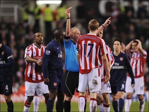 SOC la Arsenal! Vezi un tackling HORROR care ii poate incheia cariera unui pusti de 19 ani!_10