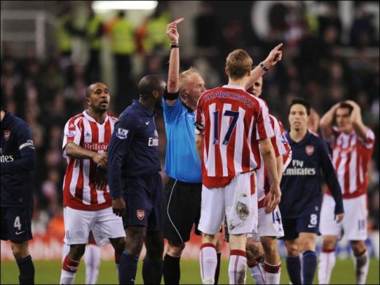 SOC la Arsenal! Vezi un tackling HORROR care ii poate incheia cariera unui pusti de 19 ani!_10